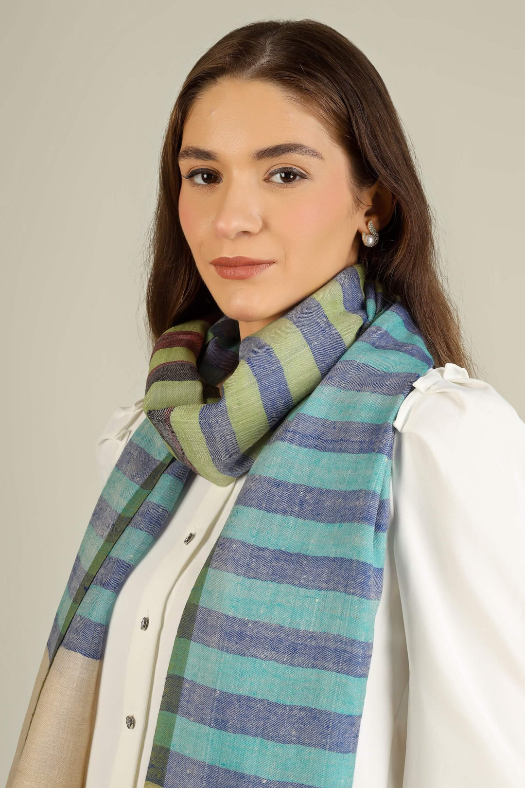 pashmina stoles online in India, this piece delivers authentic Kashmiri craftsmanship with a modern colour story. It works beautifully as an everyday layer for office