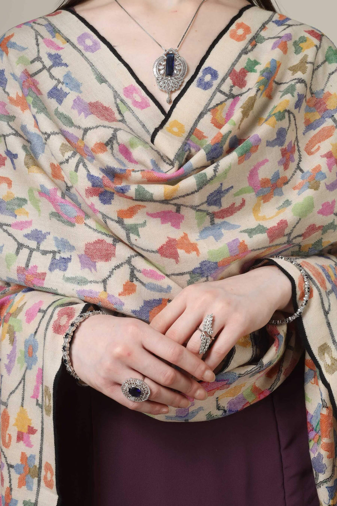 This original certified white kani pashmina from Kashmir showcases a fine handwoven base covered in vivid multicolor kani motifs, creating a luxurious statement that feels both artistic and authentic