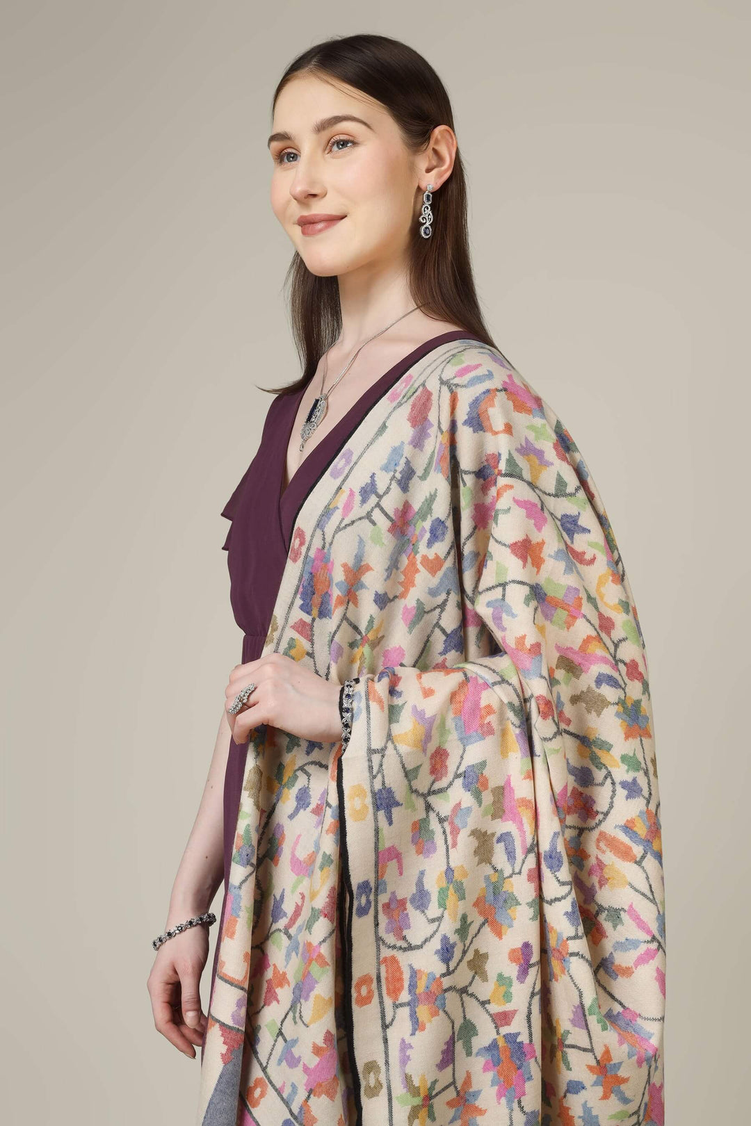 This original certified white kani pashmina from Kashmir showcases a fine handwoven base covered in vivid multicolor kani motifs, creating a luxurious statement that feels both artistic and authentic