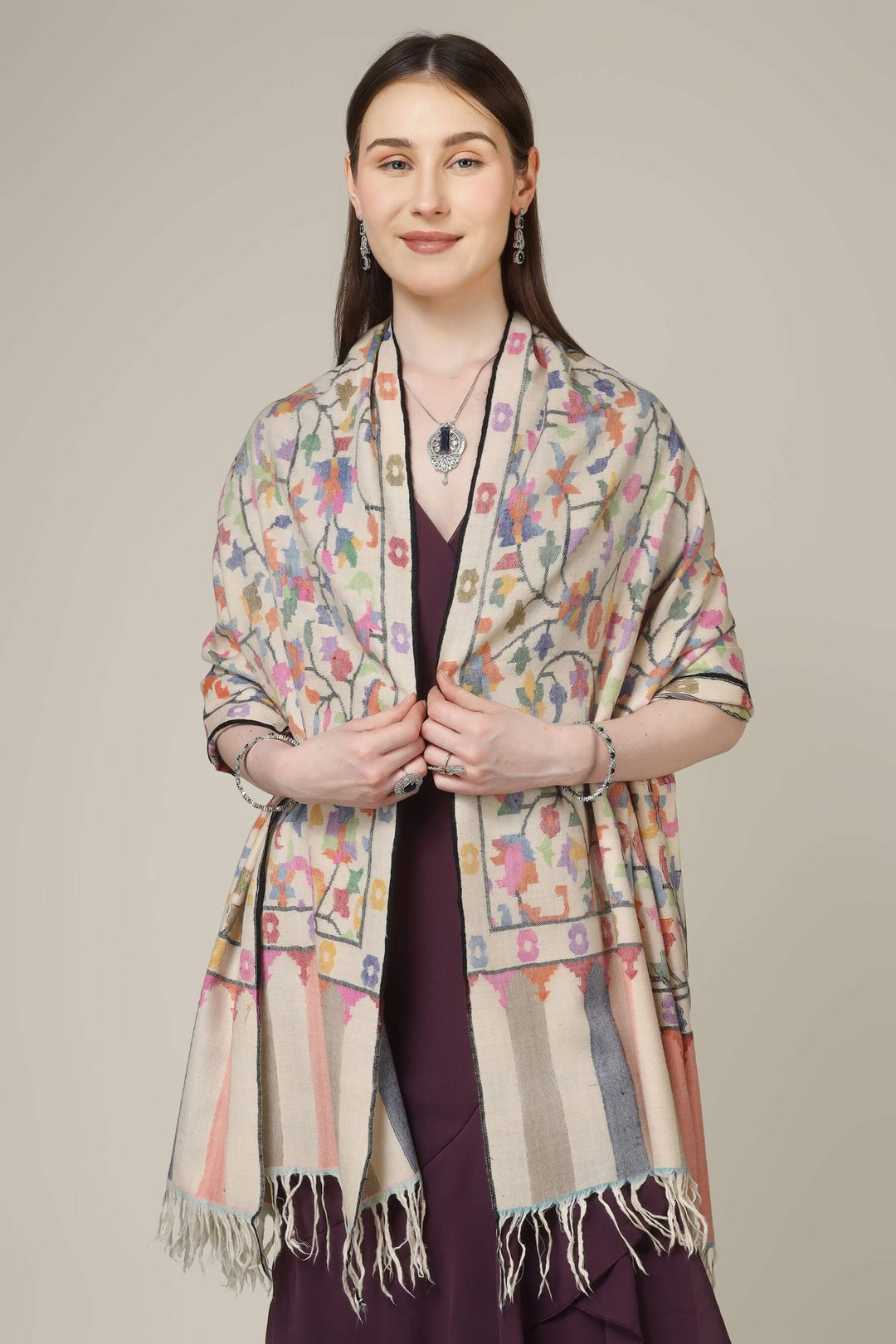 This original certified white kani pashmina from Kashmir showcases a fine handwoven base covered in vivid multicolor kani motifs, creating a luxurious statement that feels both artistic and authentic