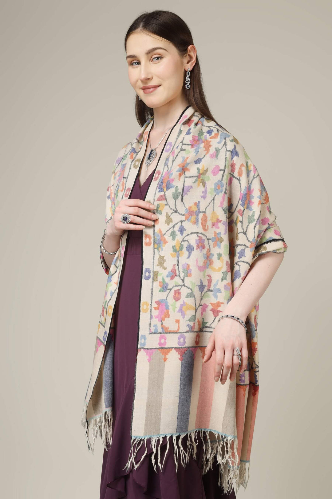 This original certified white kani pashmina from Kashmir showcases a fine handwoven base covered in vivid multicolor kani motifs, creating a luxurious statement that feels both artistic and authentic