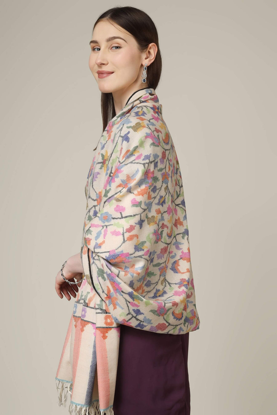 This original certified white kani pashmina from Kashmir showcases a fine handwoven base covered in vivid multicolor kani motifs, creating a luxurious statement that feels both artistic and authentic