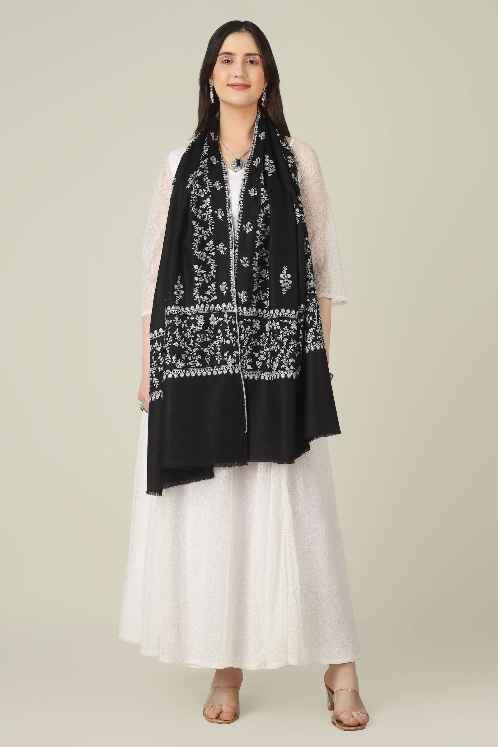 clients seeking authentic pashmina shawls in Luxembourg, this black GI pashmina stole delivers museum-grade craftsmanship with modern, European-ready styling. Shoppers across Luxembourg,