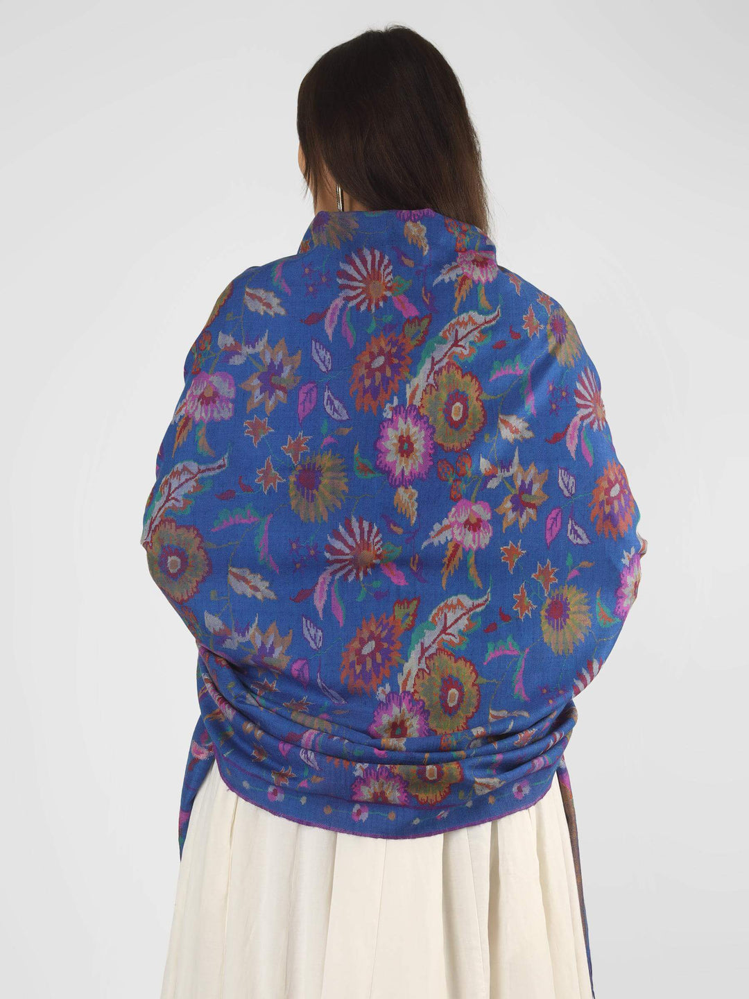 An eye-catching option for admirers of pashmina shawls in France, this floral Kani pashmina wrap brings museum-style Kashmiri craftsmanship