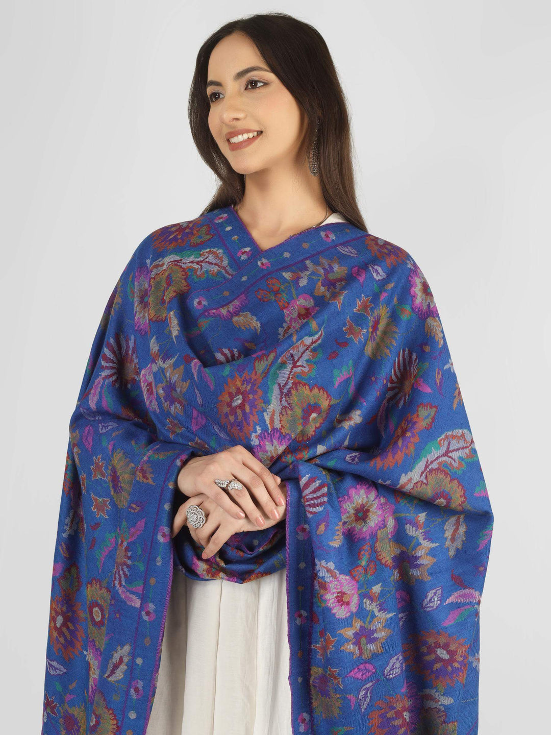 An eye-catching option for admirers of pashmina shawls in France, this floral Kani pashmina wrap brings museum-style Kashmiri craftsmanship