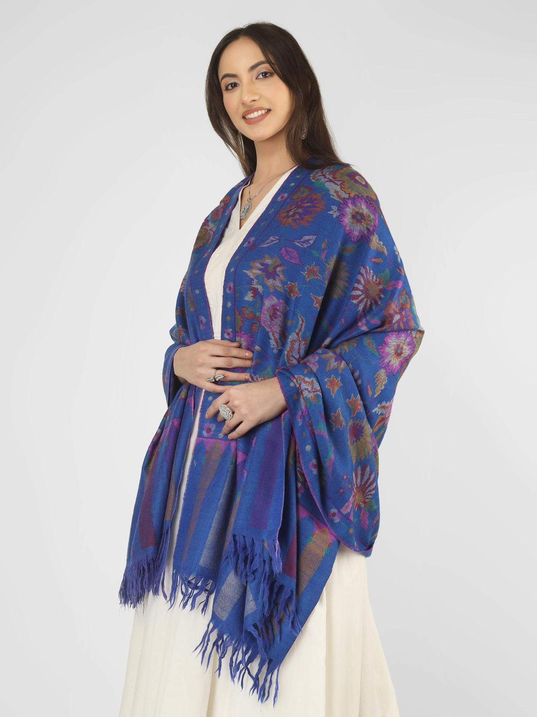An eye-catching option for admirers of pashmina shawls in France, this floral Kani pashmina wrap brings museum-style Kashmiri craftsmanship