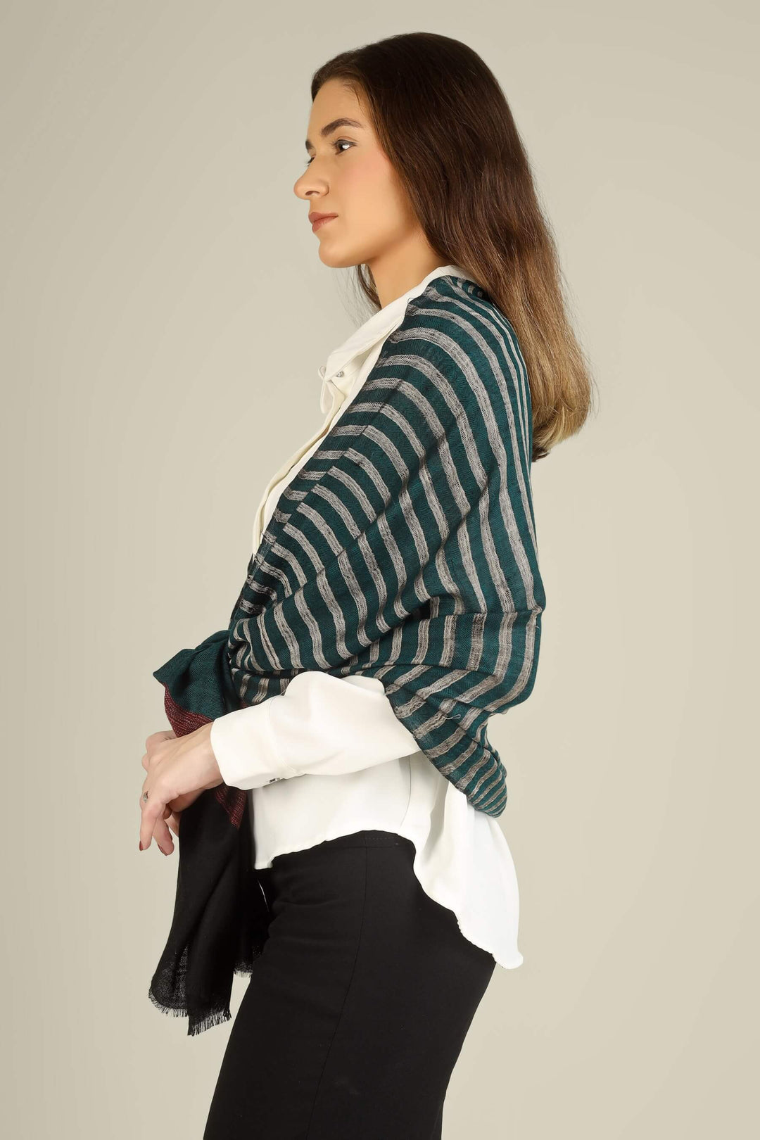 pashmina shawls in France, this Kashmiri pashmina stole is a versatile essential for Paris evenings, Lyon winters, and Riviera travel. Drape it open like a pashmina shawl