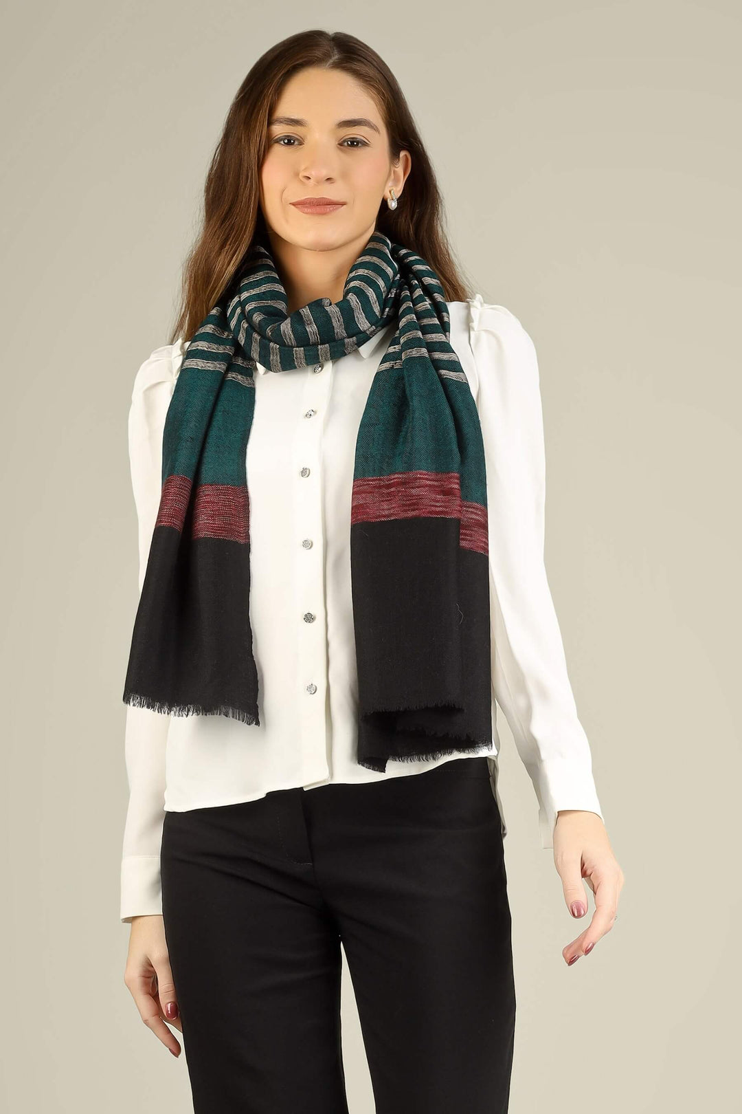 pashmina shawls in France, this Kashmiri pashmina stole is a versatile essential for Paris evenings, Lyon winters, and Riviera travel. Drape it open like a pashmina shawl