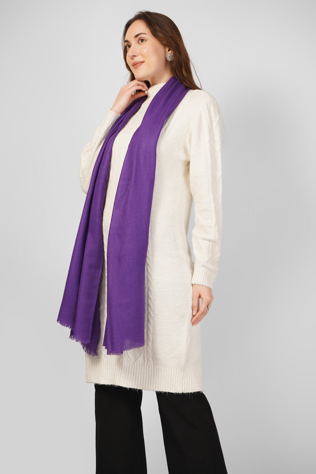 Pashmina Stoles Online – Pure Purple Handwoven Sophistication
    Add a splash of vivid color to your collection with this Purple Solid Pashmina Stole, masterfully handwoven in Kashmir from 100% pure, feather-light pashmina wool