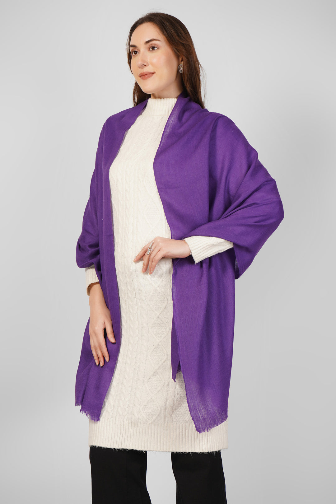 Pashmina Stoles Online – Pure Purple Handwoven Sophistication
    Add a splash of vivid color to your collection with this Purple Solid Pashmina Stole, masterfully handwoven in Kashmir from 100% pure, feather-light pashmina wool