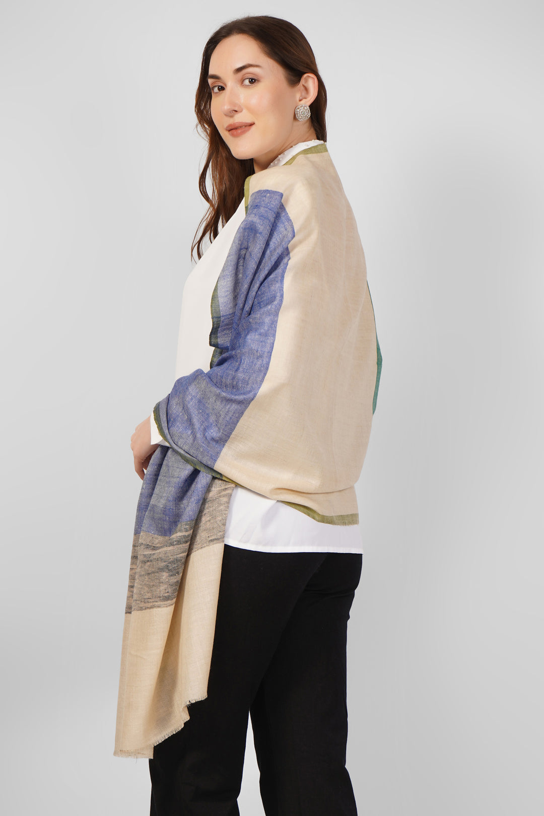 Vibrant Modern Pashmina Stoles Online – Green, Blue & Beige Colorblock Artistry
  Experience effortless chic with this Green and Blue Designer Pashmina Stole, handwoven in Kashmir from pure, ultra-soft pashmina wool.