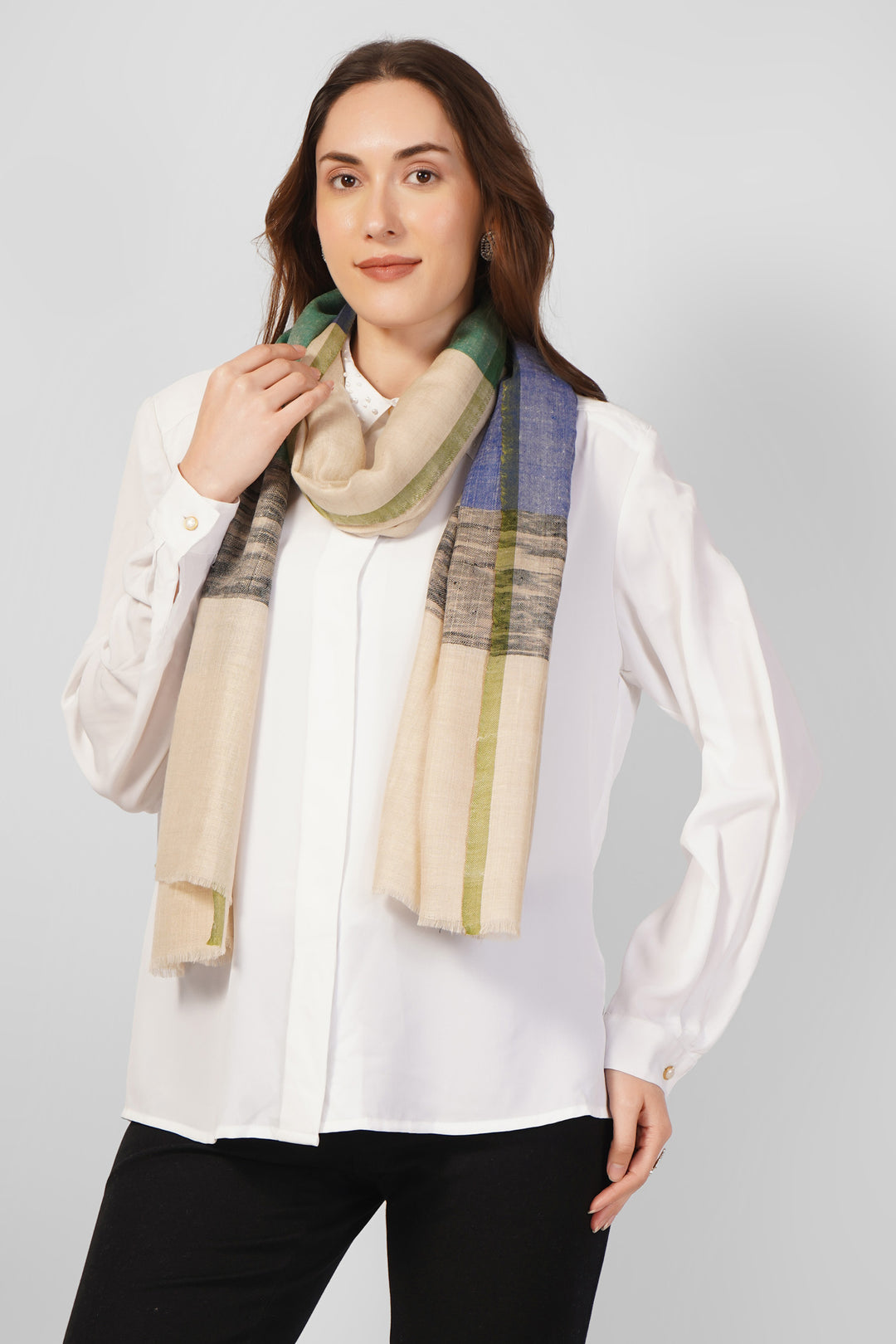 Vibrant Modern Pashmina Stoles Online – Green, Blue & Beige Colorblock Artistry
  Experience effortless chic with this Green and Blue Designer Pashmina Stole, handwoven in Kashmir from pure, ultra-soft pashmina wool.