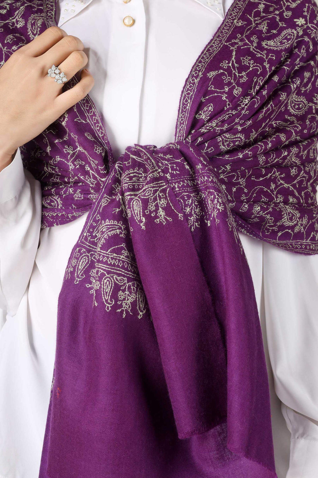 In the cosmopolitan fashion hubs of Toronto, from the luxury boutiques of Yorkville to the high-rise galleries of the Distillery District, the Pashmina stole in Toronto is a coveted staple for the city's style elite.