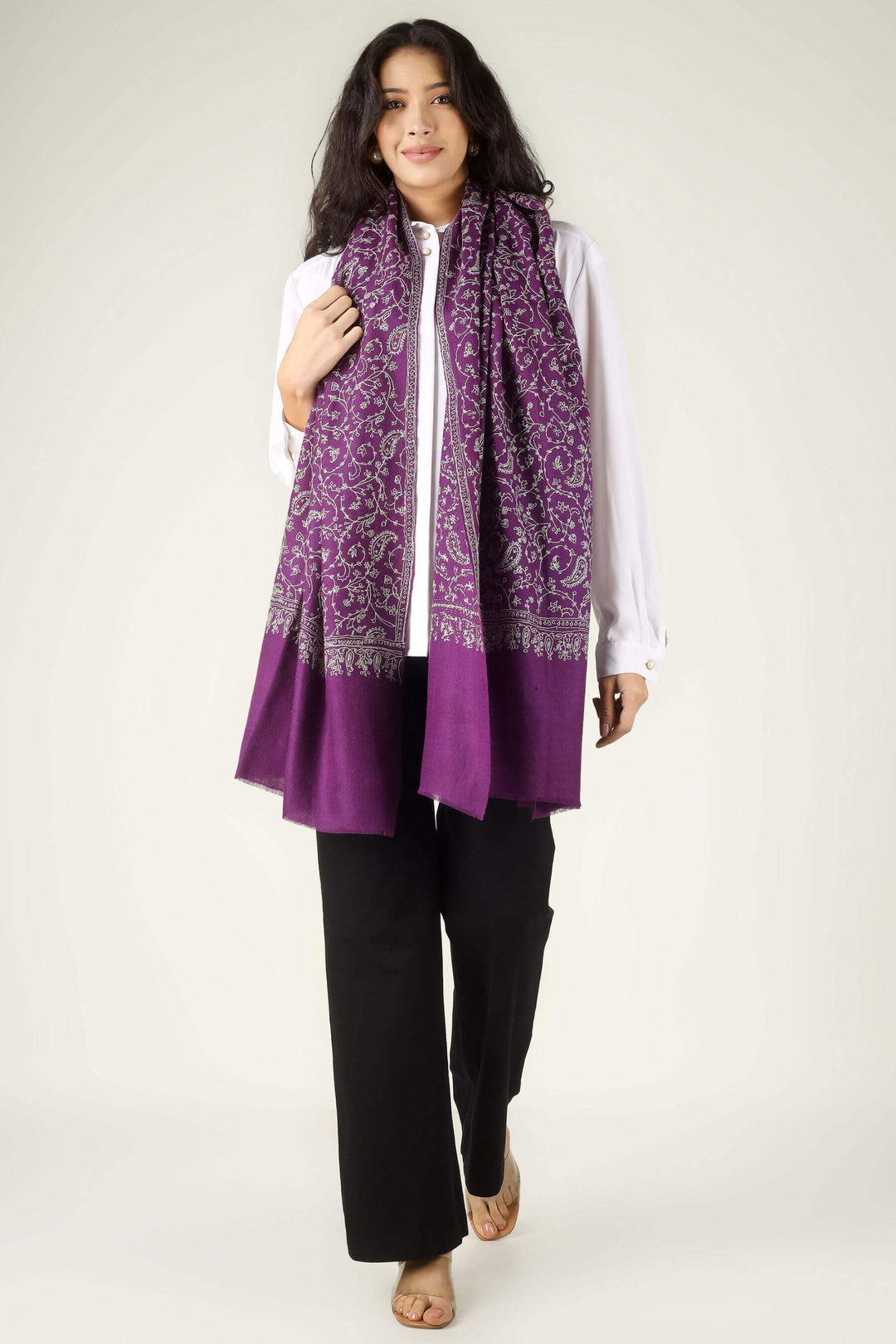 In the cosmopolitan fashion hubs of Toronto, from the luxury boutiques of Yorkville to the high-rise galleries of the Distillery District, the Pashmina stole in Toronto is a coveted staple for the city's style elite.