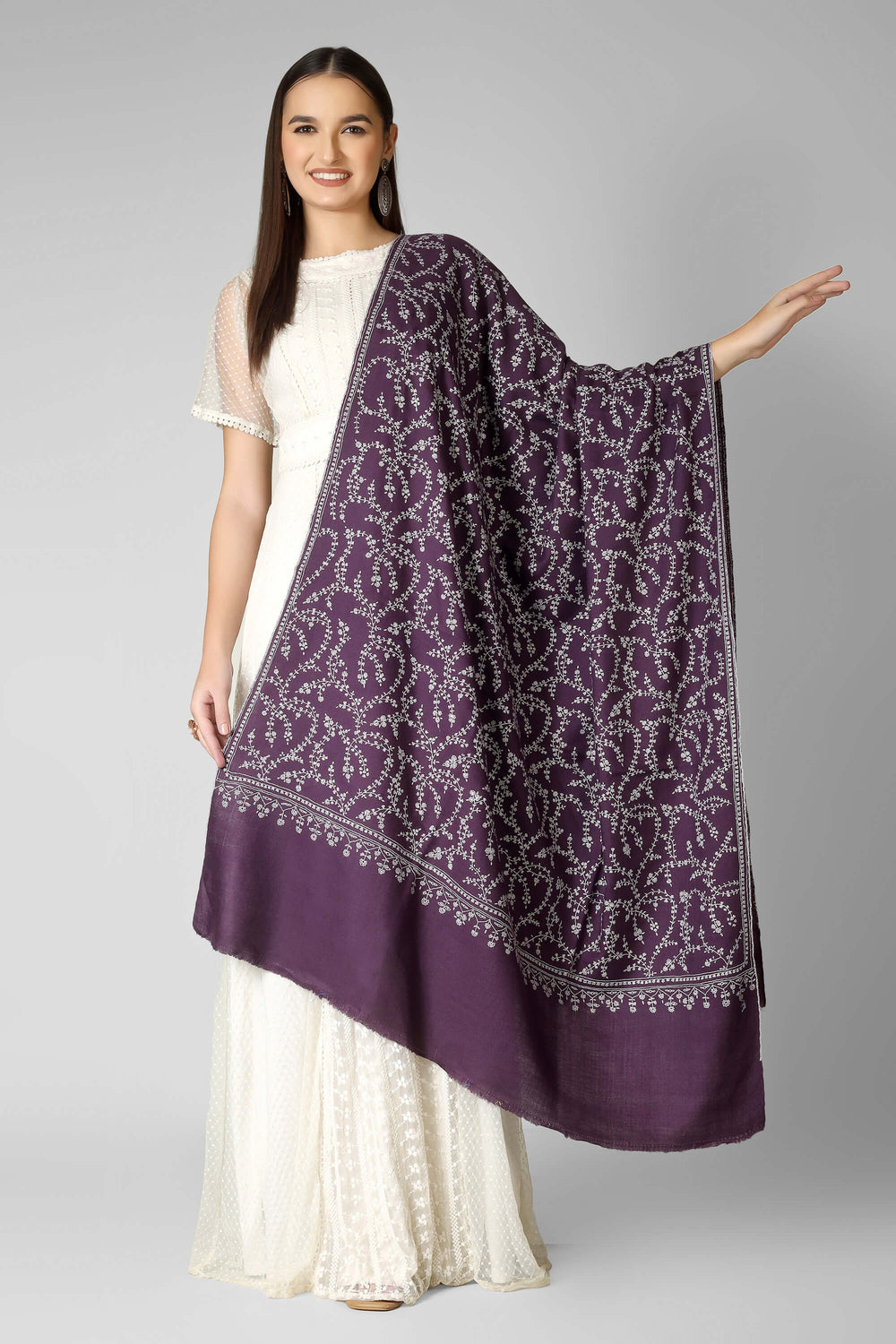 A timeless choice for collectors, this piece brings museum-level Kashmiri craftsmanship to connoisseurs seeking premium pashmina shawls in America.