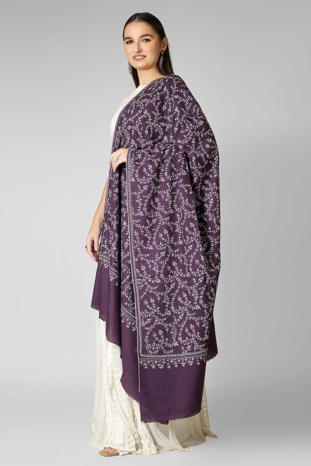 A timeless choice for collectors, this piece brings museum-level Kashmiri craftsmanship to connoisseurs seeking premium pashmina shawls in America.