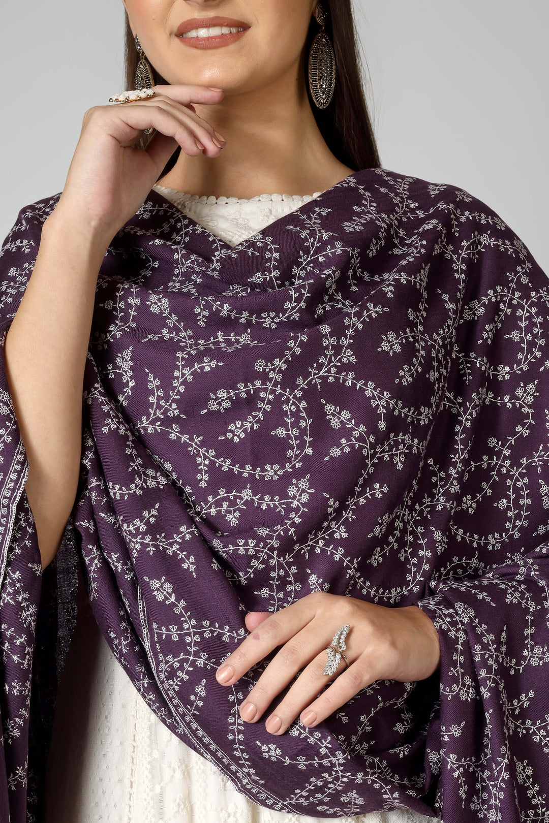 A timeless choice for collectors, this piece brings museum-level Kashmiri craftsmanship to connoisseurs seeking premium pashmina shawls in America.
