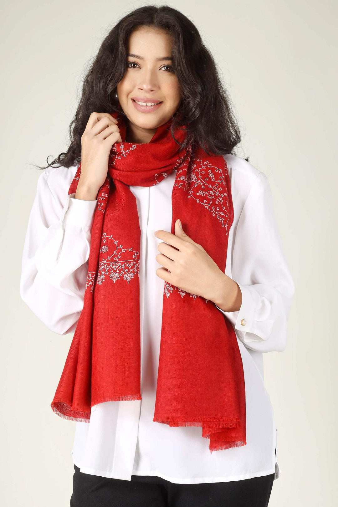 In the creative and fashion-forward districts of Berlin, from the boutiques of Kurfürstendamm to the artistic salons of Mitte, the Pashmina stole in Berlin is recognized as a staple of "Quiet Luxury