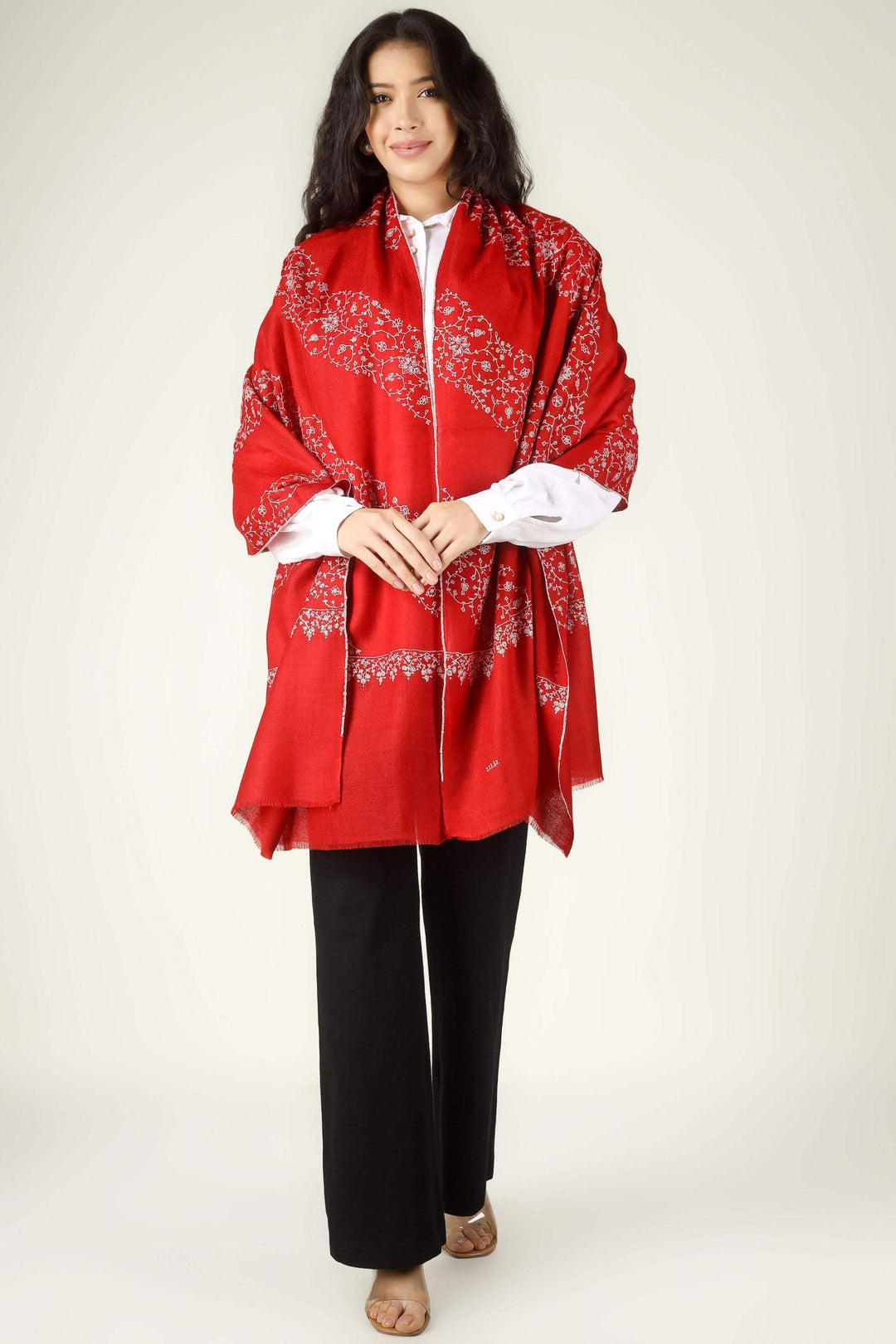 In the creative and fashion-forward districts of Berlin, from the boutiques of Kurfürstendamm to the artistic salons of Mitte, the Pashmina stole in Berlin is recognized as a staple of "Quiet Luxury