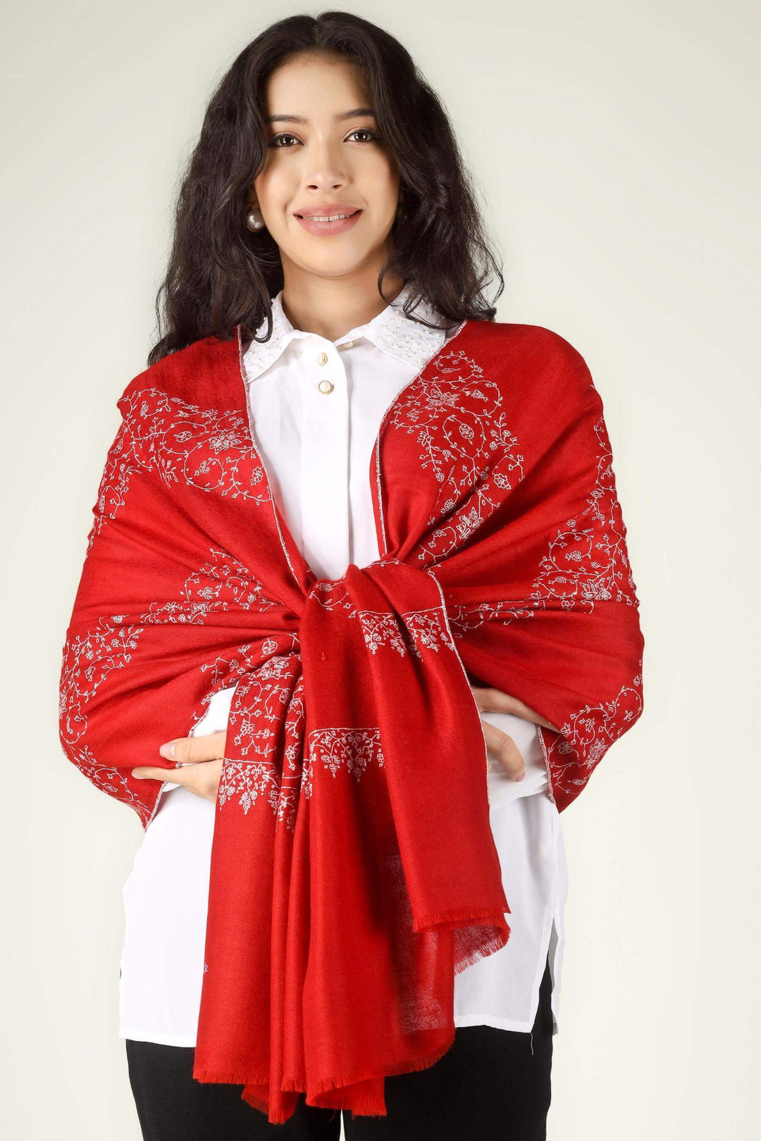 In the creative and fashion-forward districts of Berlin, from the boutiques of Kurfürstendamm to the artistic salons of Mitte, the Pashmina stole in Berlin is recognized as a staple of "Quiet Luxury