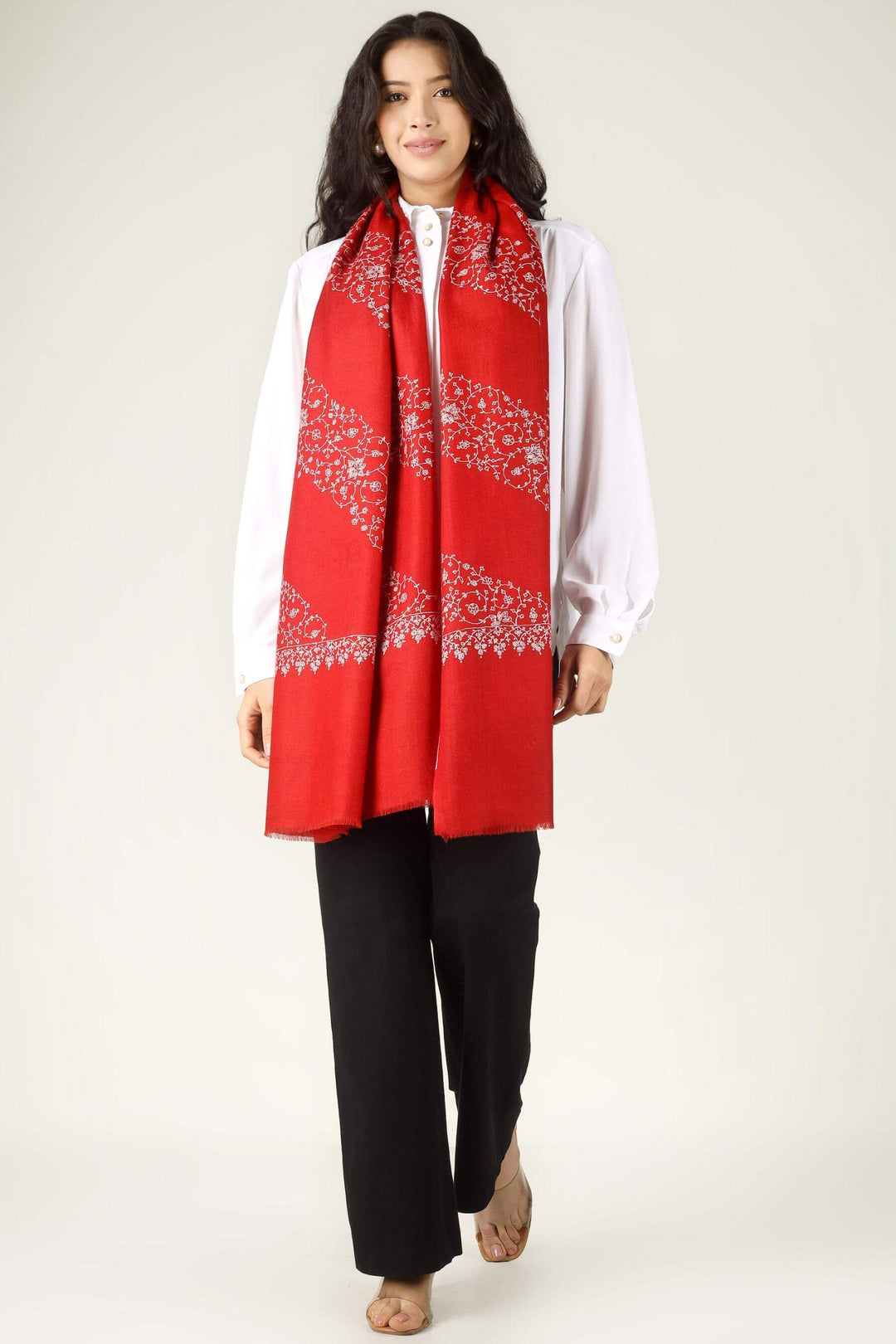 In the creative and fashion-forward districts of Berlin, from the boutiques of Kurfürstendamm to the artistic salons of Mitte, the Pashmina stole in Berlin is recognized as a staple of "Quiet Luxury