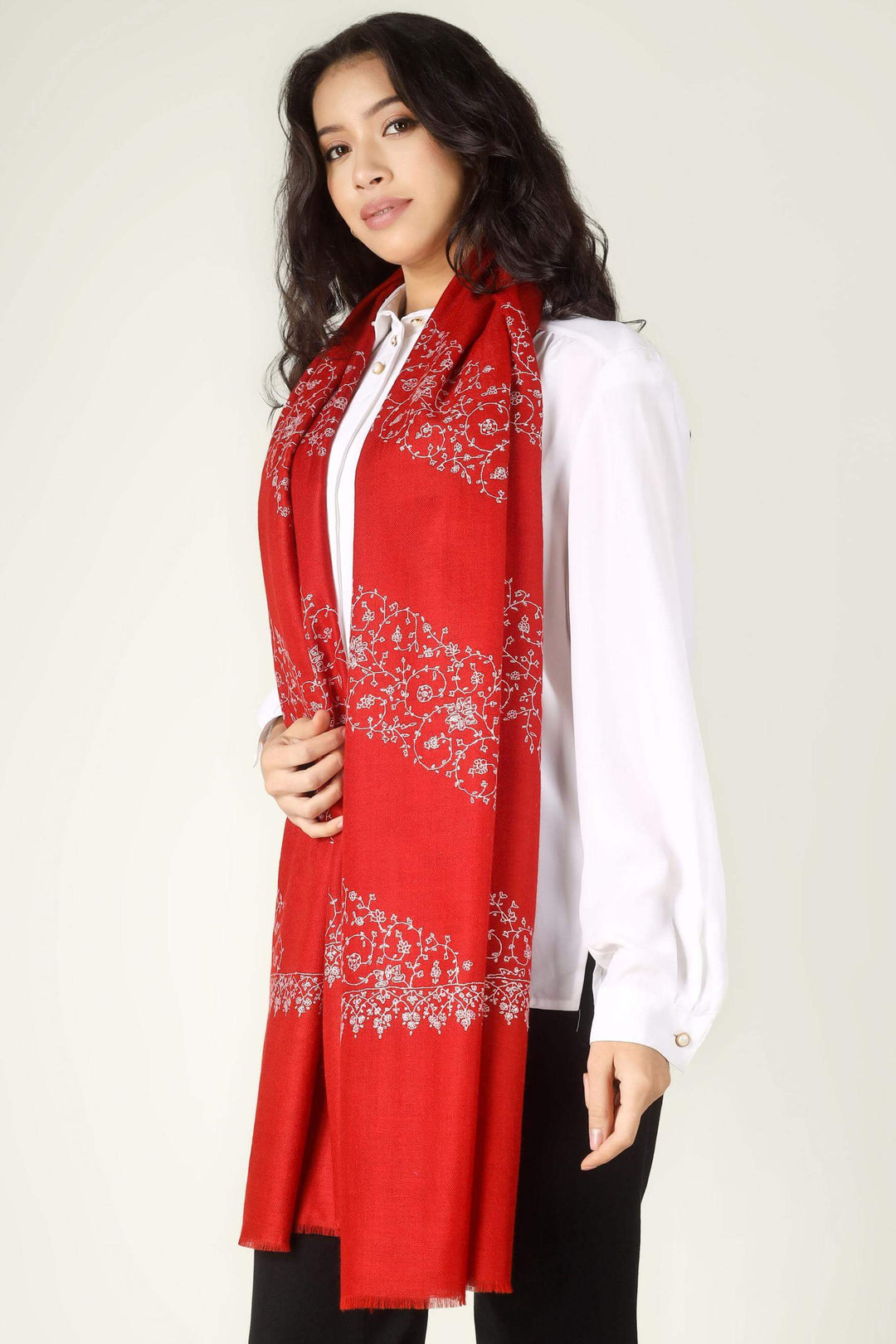 In the creative and fashion-forward districts of Berlin, from the boutiques of Kurfürstendamm to the artistic salons of Mitte, the Pashmina stole in Berlin is recognized as a staple of "Quiet Luxury