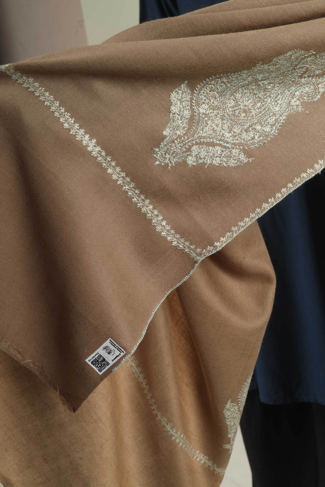 Experience the organic luxury of Kepra’s Toosh-Colored GI Certified Pashmina Bootidaar Shawl. Hand-spun from 100% undyed, high-altitude pashm, this earth-toned masterpiece