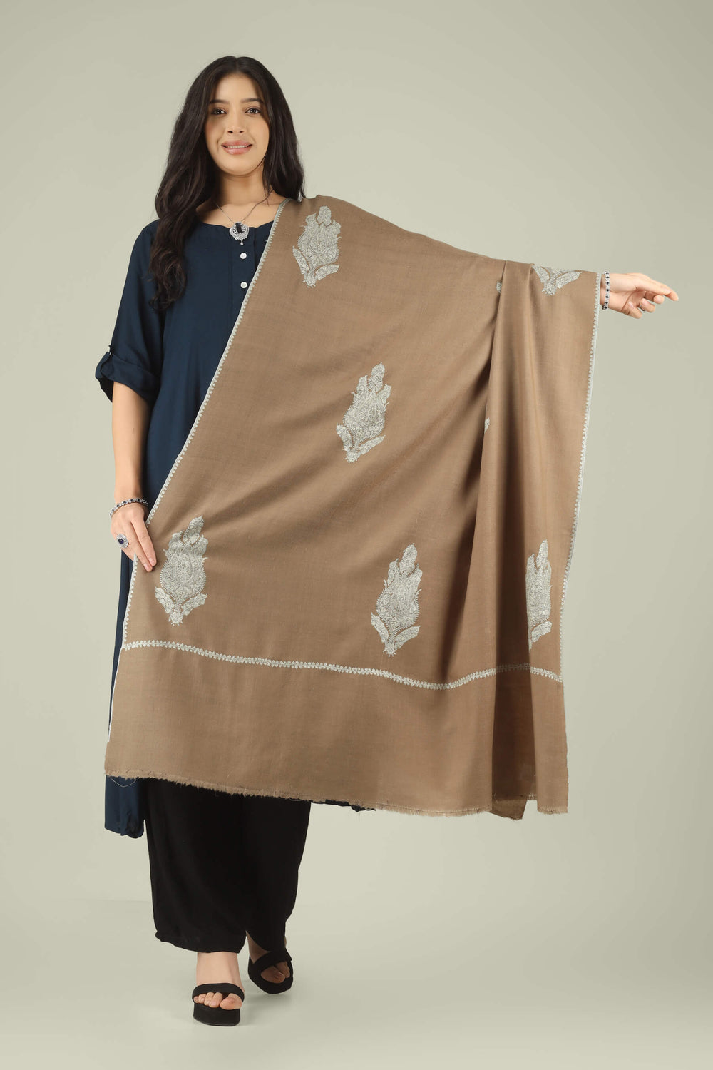 Experience the organic luxury of Kepra’s Toosh-Colored GI Certified Pashmina Bootidaar Shawl. Hand-spun from 100% undyed, high-altitude pashm, this earth-toned masterpiece