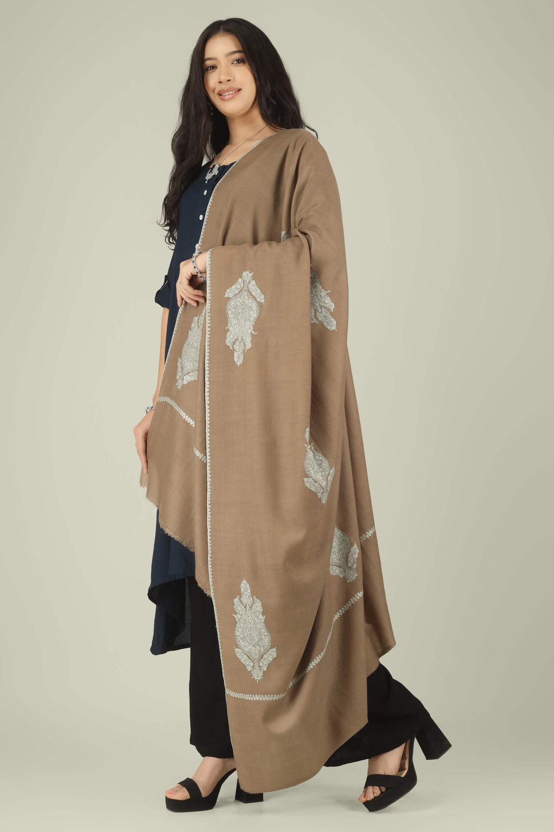 Experience the organic luxury of Kepra’s Toosh-Colored GI Certified Pashmina Bootidaar Shawl. Hand-spun from 100% undyed, high-altitude pashm, this earth-toned masterpiece