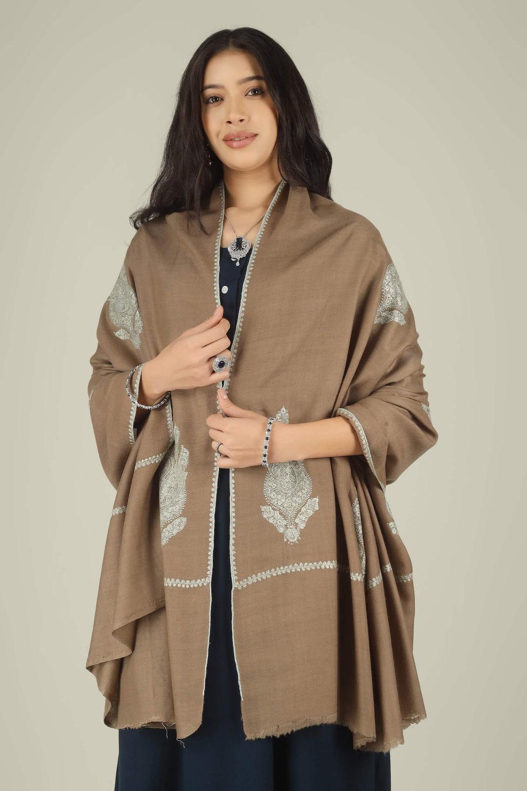 Experience the organic luxury of Kepra’s Toosh-Colored GI Certified Pashmina Bootidaar Shawl. Hand-spun from 100% undyed, high-altitude pashm, this earth-toned masterpiece