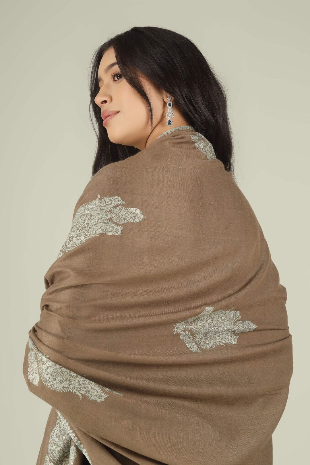 Experience the organic luxury of Kepra’s Toosh-Colored GI Certified Pashmina Bootidaar Shawl. Hand-spun from 100% undyed, high-altitude pashm, this earth-toned masterpiece