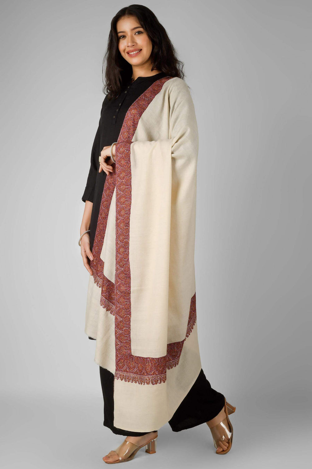 In the high-fashion districts of Ginza and the minimalist boutiques of Omotesando, the Pashmina shawl in Tokyo is a coveted icon of "Quiet Luxury." Kepra brings this authentic Himalayan treasure to the Japanese elite