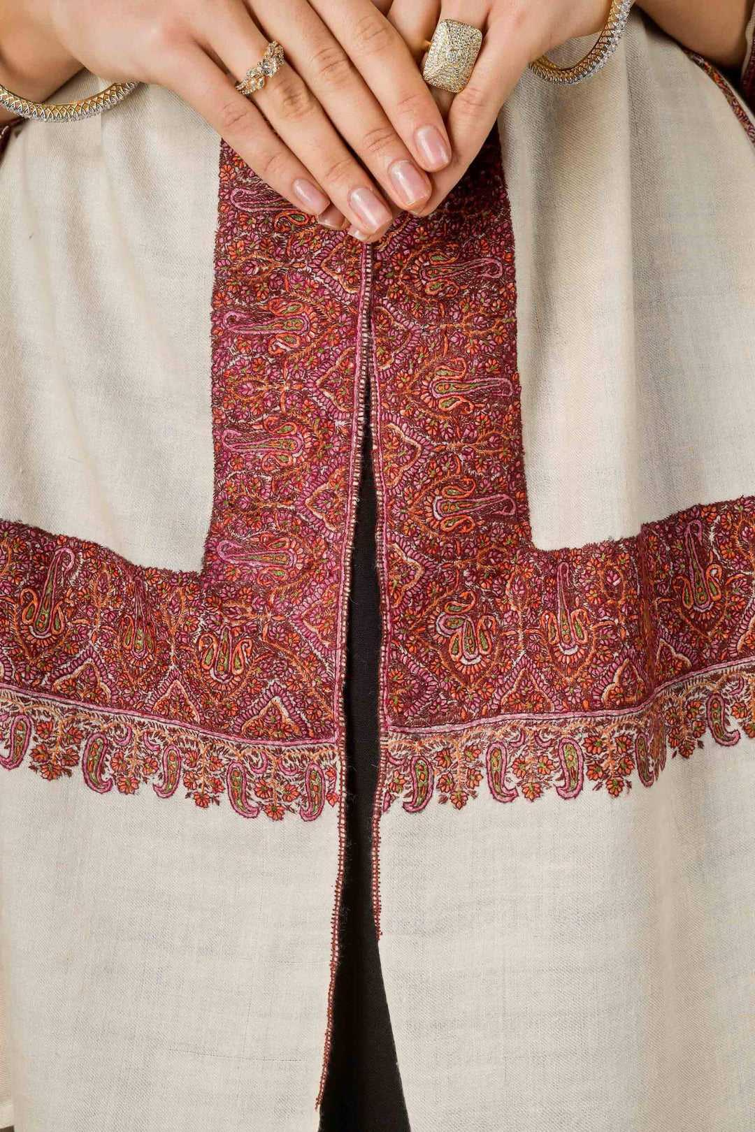 In the high-fashion districts of Ginza and the minimalist boutiques of Omotesando, the Pashmina shawl in Tokyo is a coveted icon of "Quiet Luxury." Kepra brings this authentic Himalayan treasure to the Japanese elite