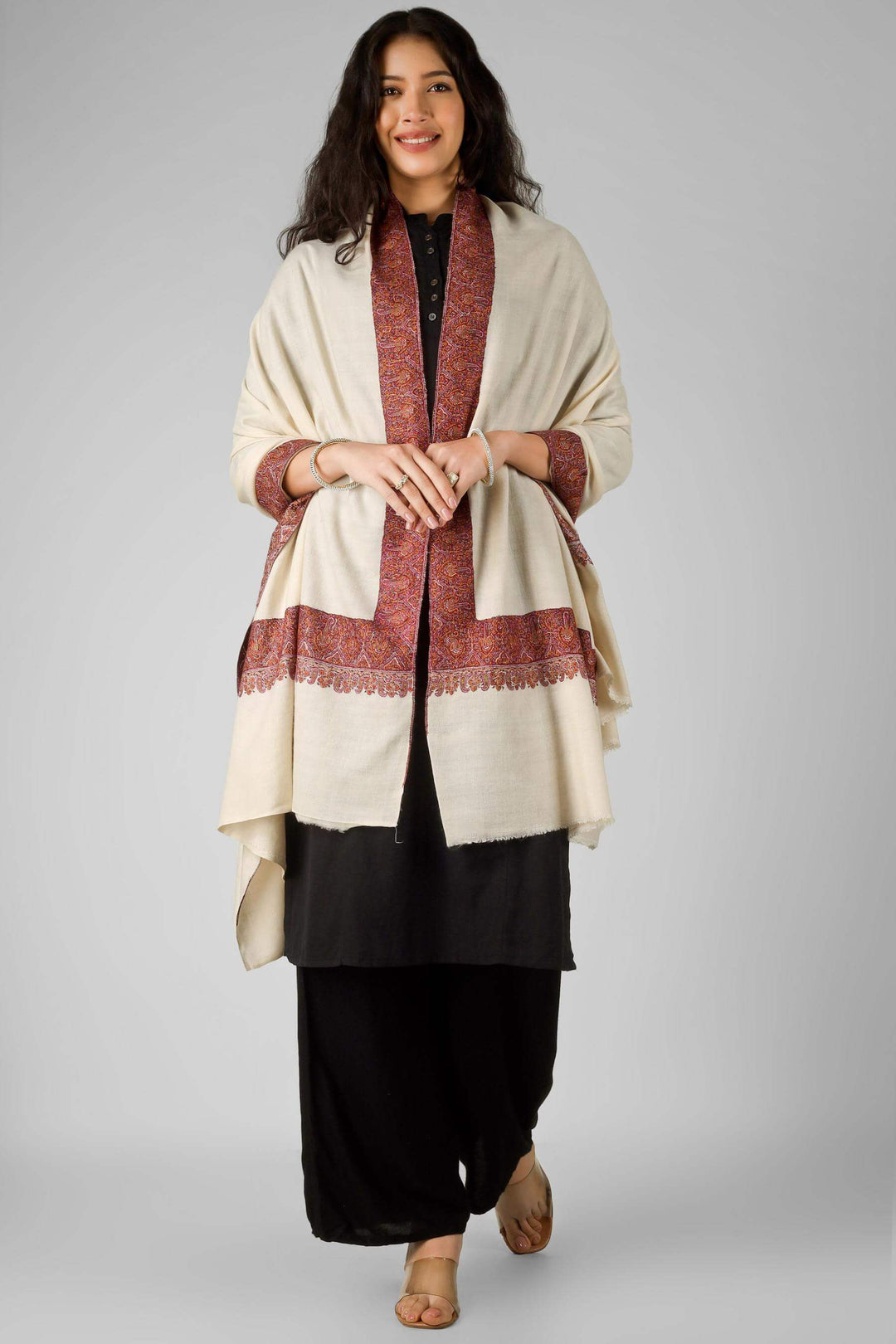 In the high-fashion districts of Ginza and the minimalist boutiques of Omotesando, the Pashmina shawl in Tokyo is a coveted icon of "Quiet Luxury." Kepra brings this authentic Himalayan treasure to the Japanese elite