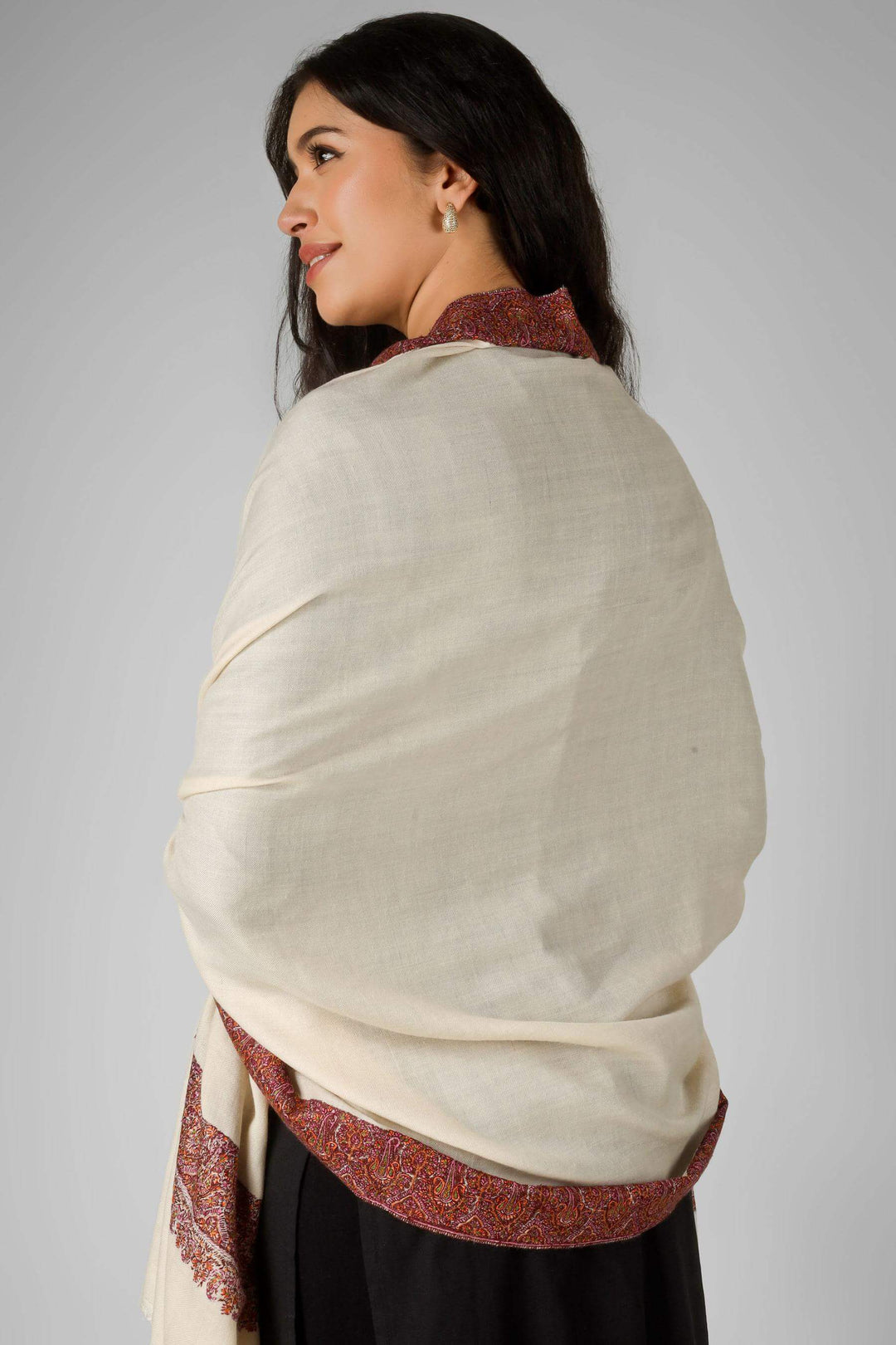 In the high-fashion districts of Ginza and the minimalist boutiques of Omotesando, the Pashmina shawl in Tokyo is a coveted icon of "Quiet Luxury." Kepra brings this authentic Himalayan treasure to the Japanese elite