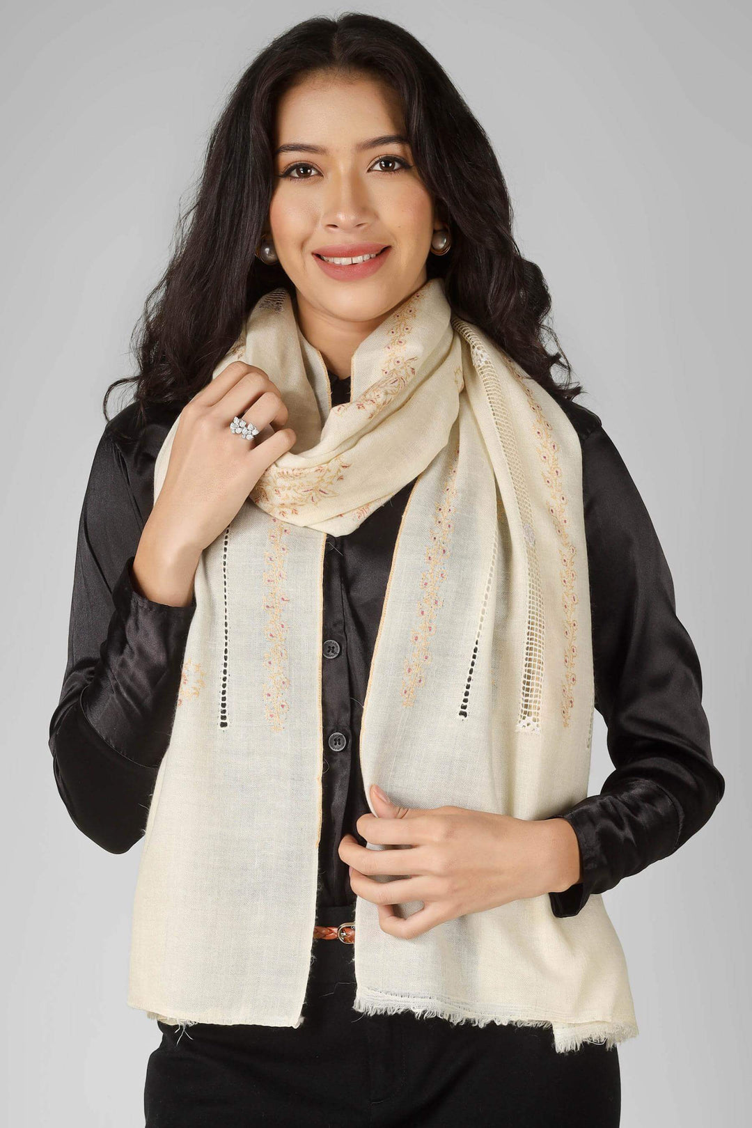 In the high-fashion corridors of the Upper East Side and the premier boutiques of 5th Avenue, the Pashmina stole in New York is the definitive symbol of "Quiet Luxury."