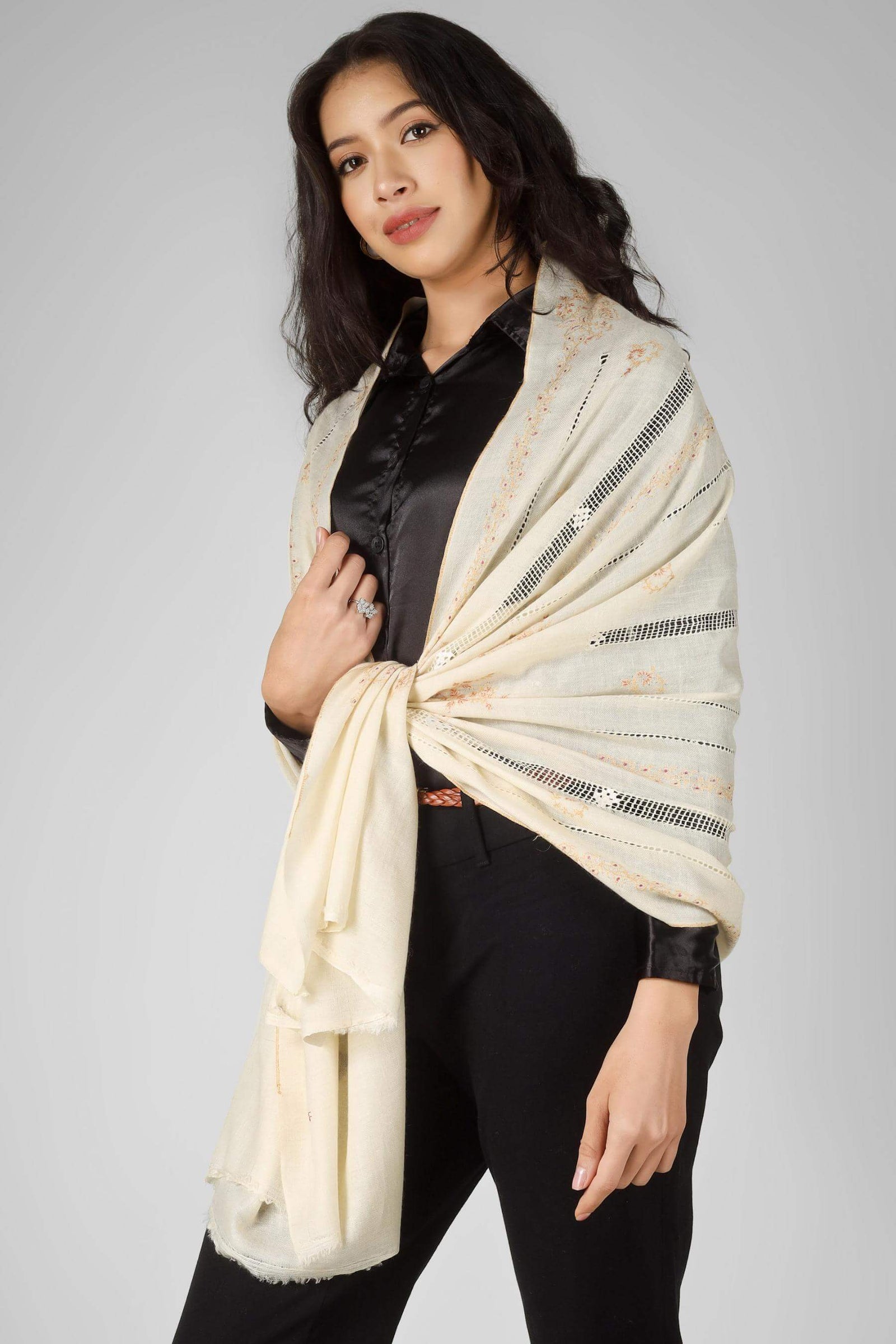 In the high-fashion corridors of the Upper East Side and the premier boutiques of 5th Avenue, the Pashmina stole in New York is the definitive symbol of "Quiet Luxury."