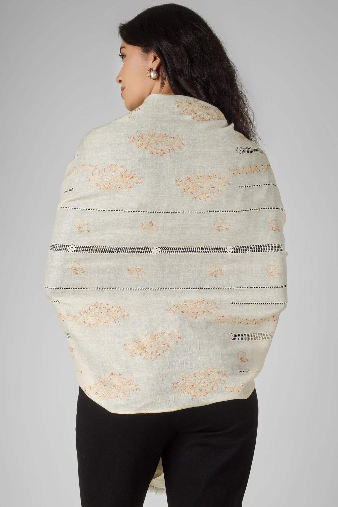 In the high-fashion corridors of the Upper East Side and the premier boutiques of 5th Avenue, the Pashmina stole in New York is the definitive symbol of "Quiet Luxury."