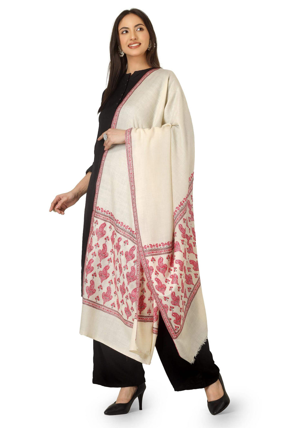 A timeless option for admirers of pashmina shawls in Sweden, this handcrafted palladar shawl brings authentic Kashmiri artistry