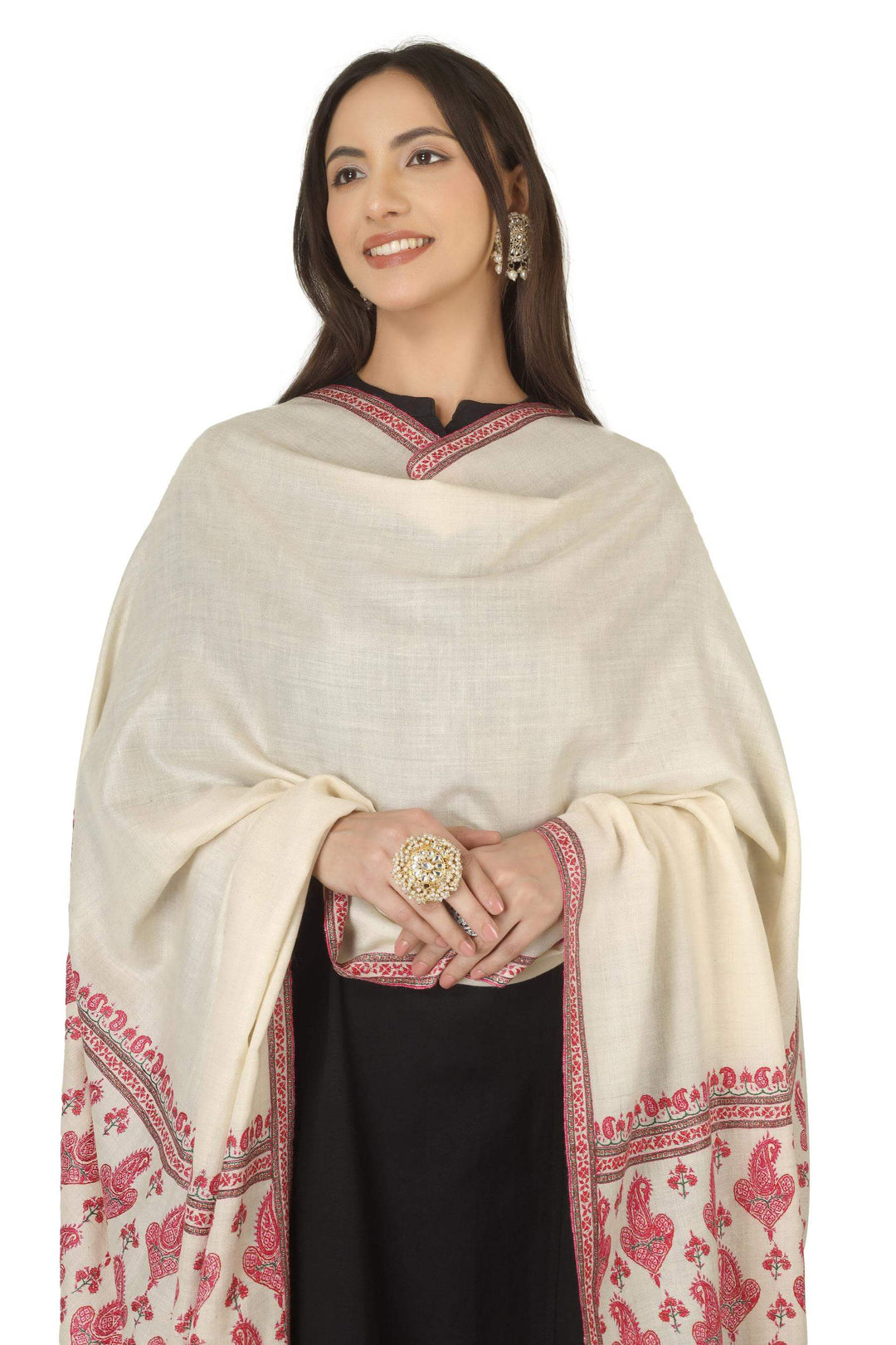 A timeless option for admirers of pashmina shawls in Sweden, this handcrafted palladar shawl brings authentic Kashmiri artistry