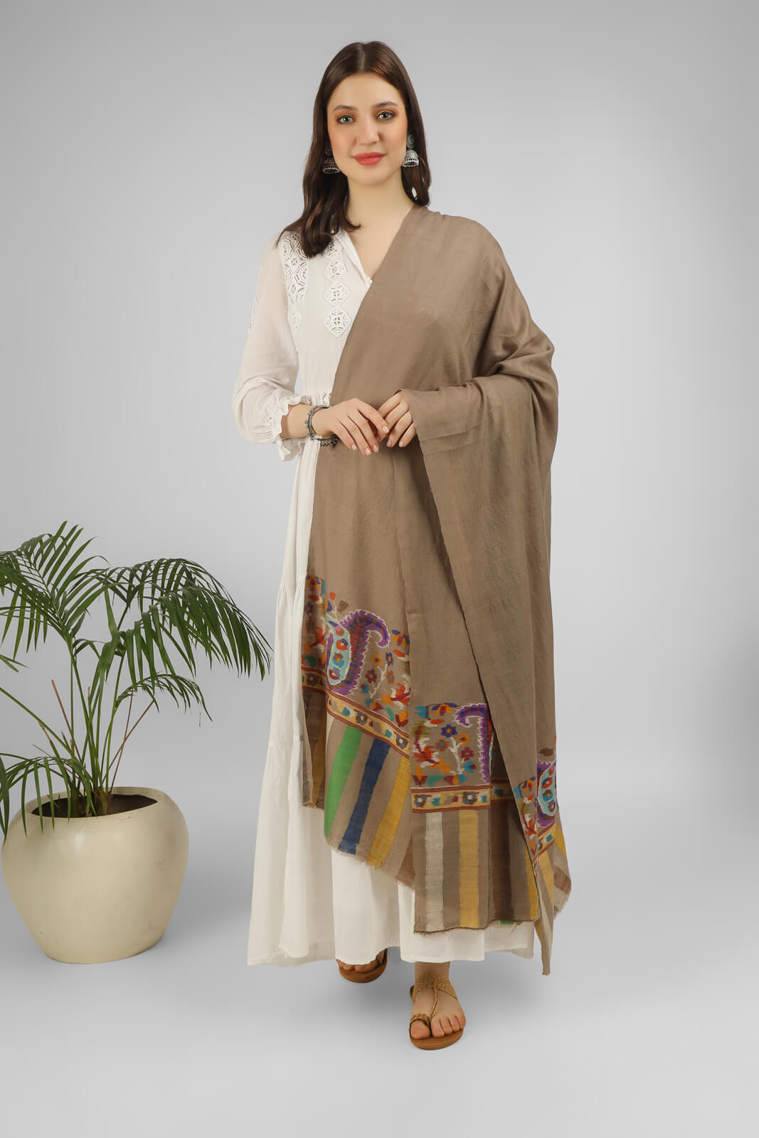 Enjoy the comfort and elegance of this Kashmir-made Natural Paladaar Kani Pashmina Shawl, which was skillfully and expertly constructed with lovely floral and paisley patterns. This elegant and warm shawl will keep you warm and comfortable while making a statement. Additionally, it may be worn with any outfit because to its distinctive and reversible design. Save this priceless item in your closet forever.