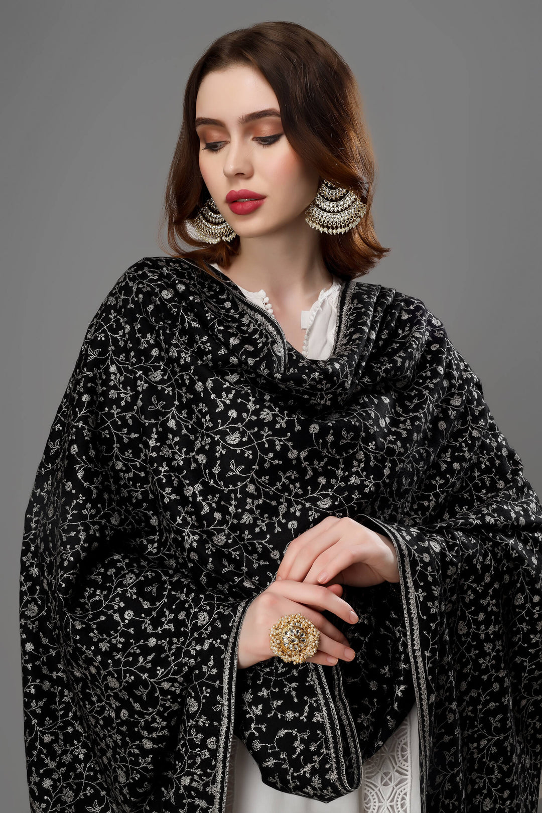 PASHMINA DUBAI - Black Jaldaar Sozni Embroidered Pashmina Shawl