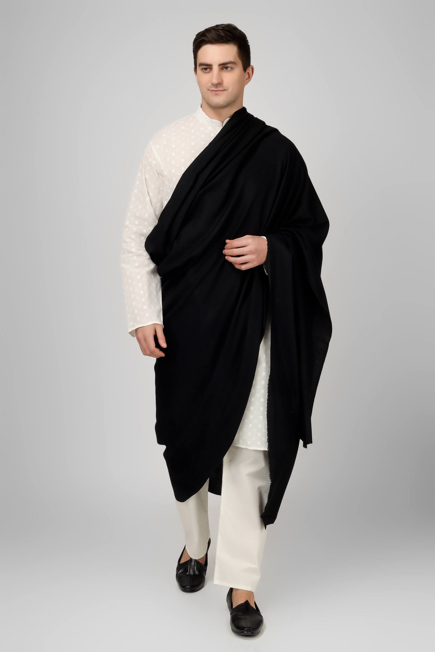  This Pashmina black mens shawl. It is crafted by the most talented Kashmiri Artisans with extreme skill and expertise. The skills represent the true craftsmanship of these Kashmiri Artisans. 