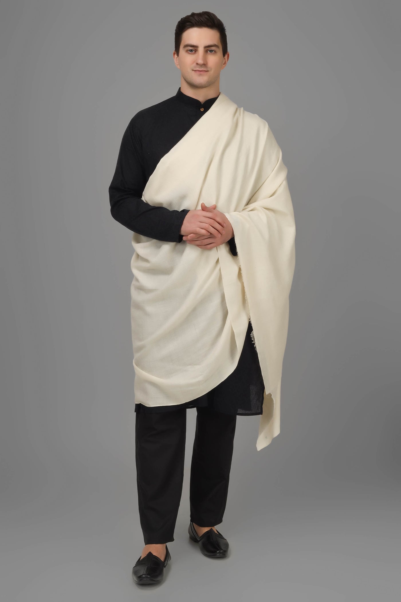 This Pashmina white mens shawl.  It is crafted by the most talented Kashmiri Artisans with extreme skill and expertise. The skills represent the true craftsmanship of these Kashmiri Artisans. 