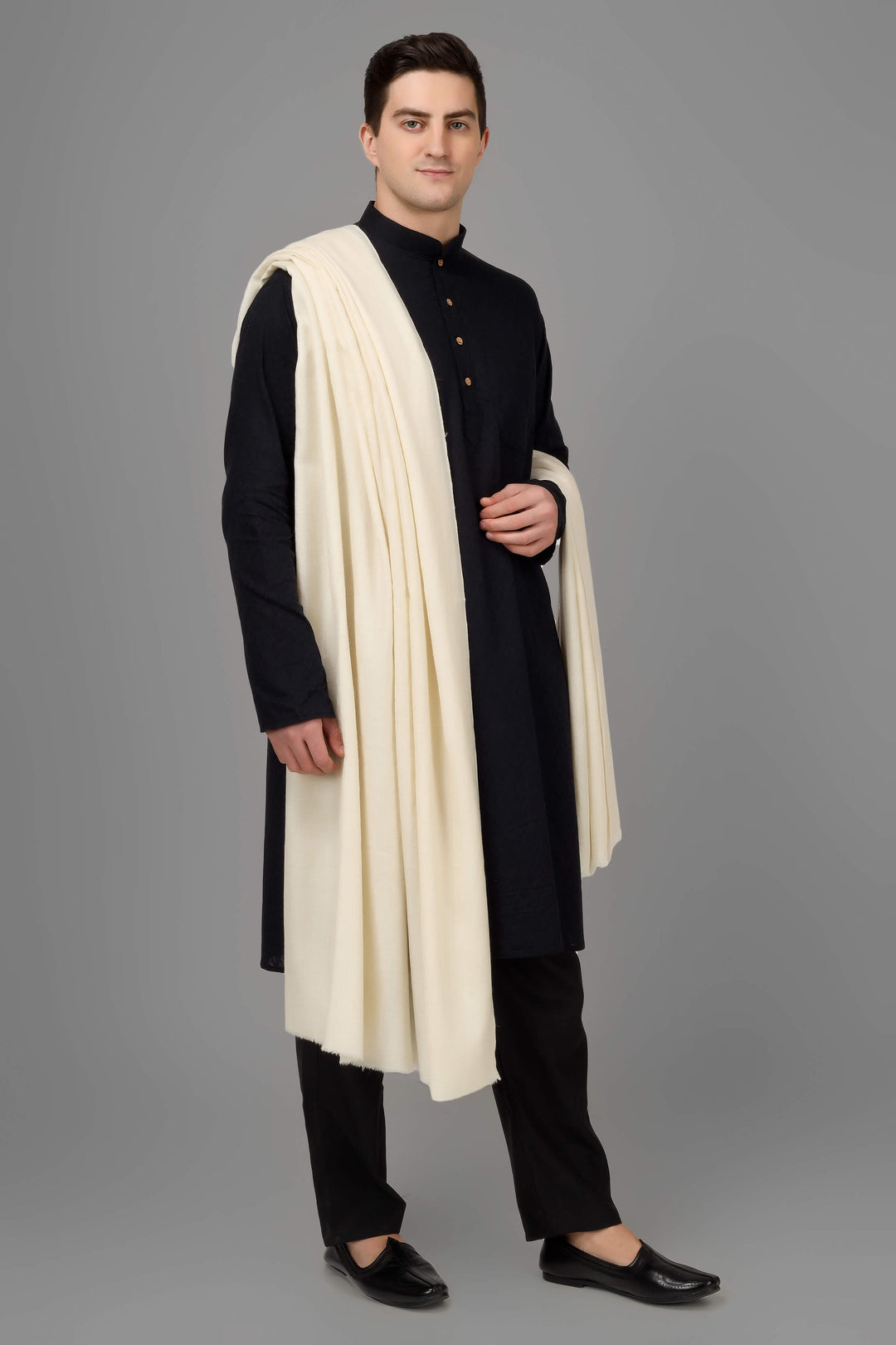 This Pashmina white mens shawl.  It is crafted by the most talented Kashmiri Artisans with extreme skill and expertise. The skills represent the true craftsmanship of these Kashmiri Artisans. 