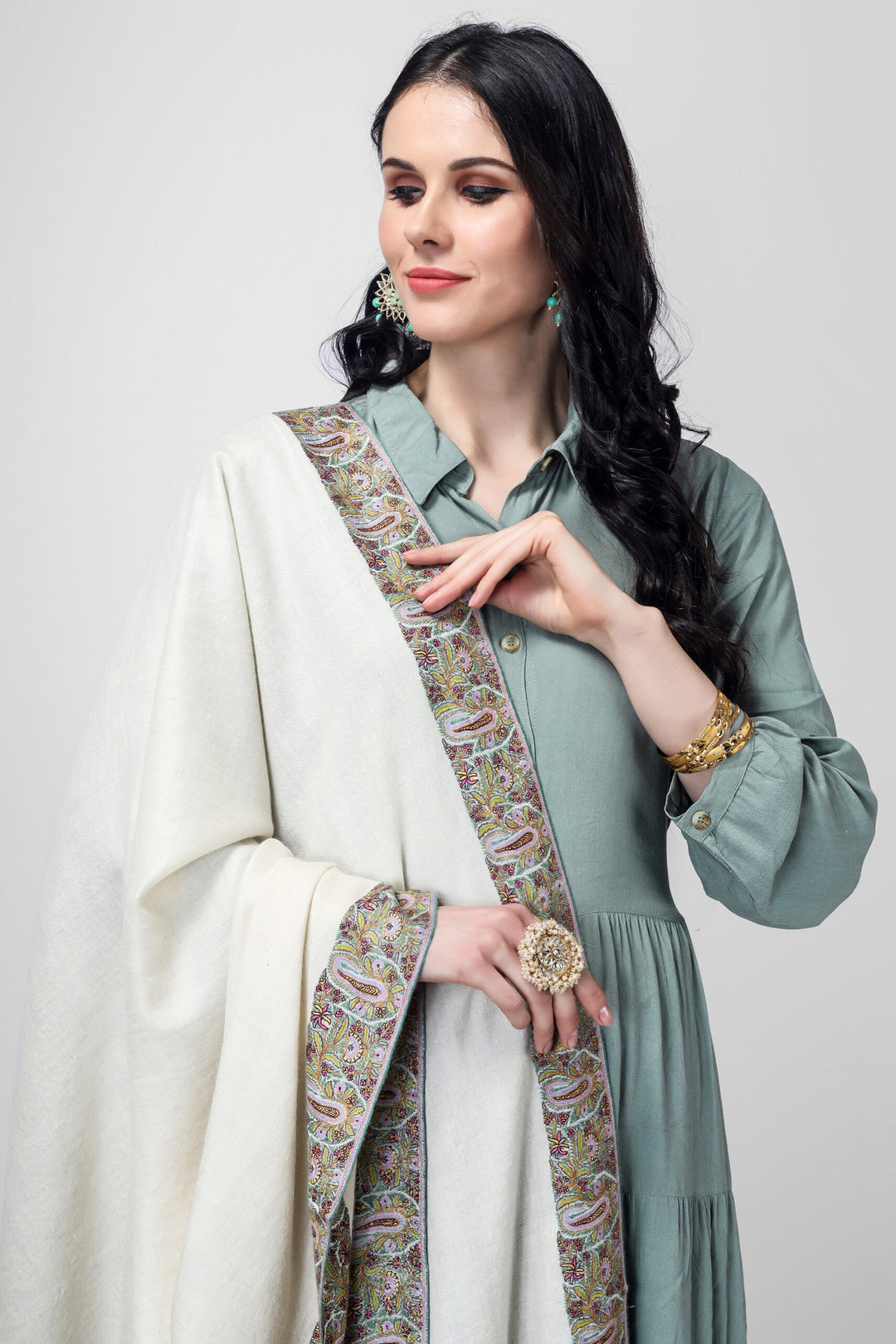 white badamkaar Pashmina Border sozni shawl