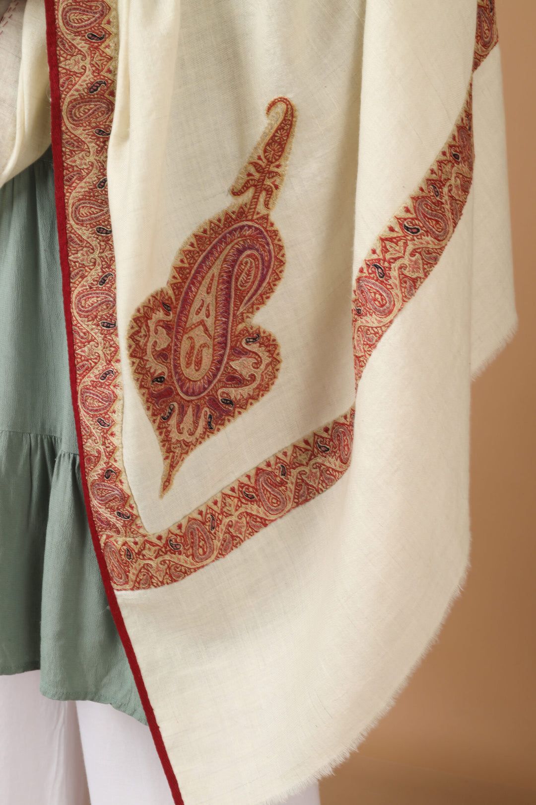 White Pashmina Shawl with Vintage-Inspired Jamawar Palladaar Border