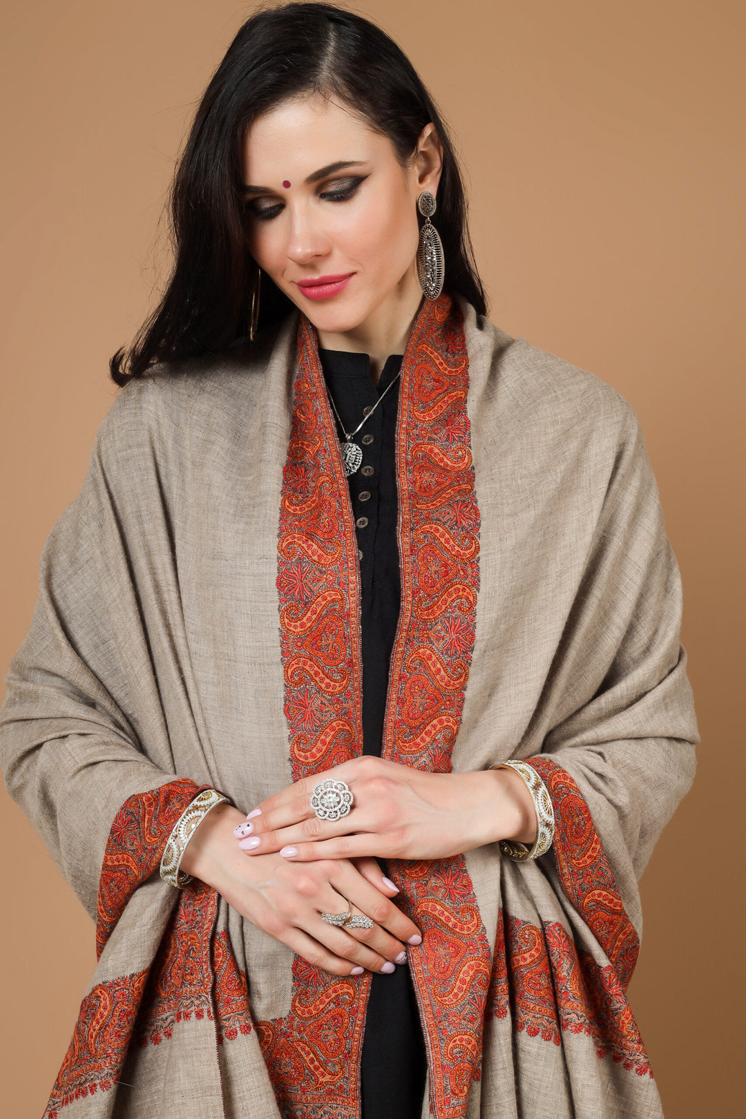  Wrap yourself in luxury with this handmade Kashmiri khud -rang natural color pashmina border shawl, crafted from the finest pashmina wool .