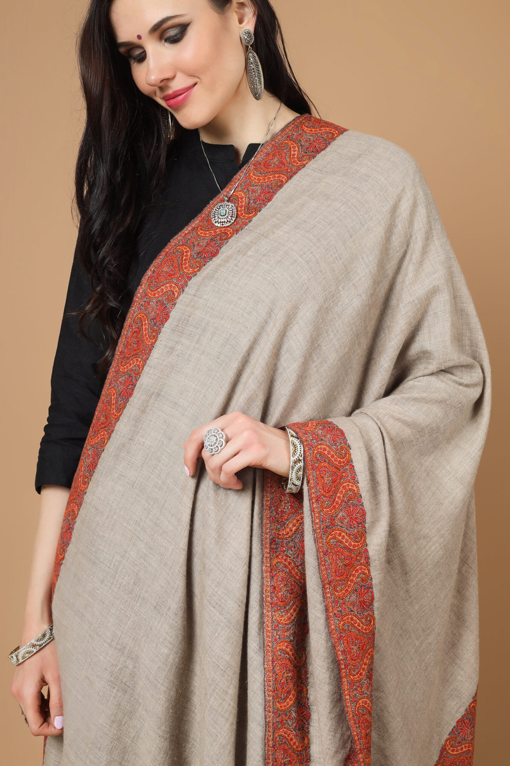  Wrap yourself in luxury with this handmade Kashmiri khud -rang natural color pashmina border shawl, crafted from the finest pashmina wool .