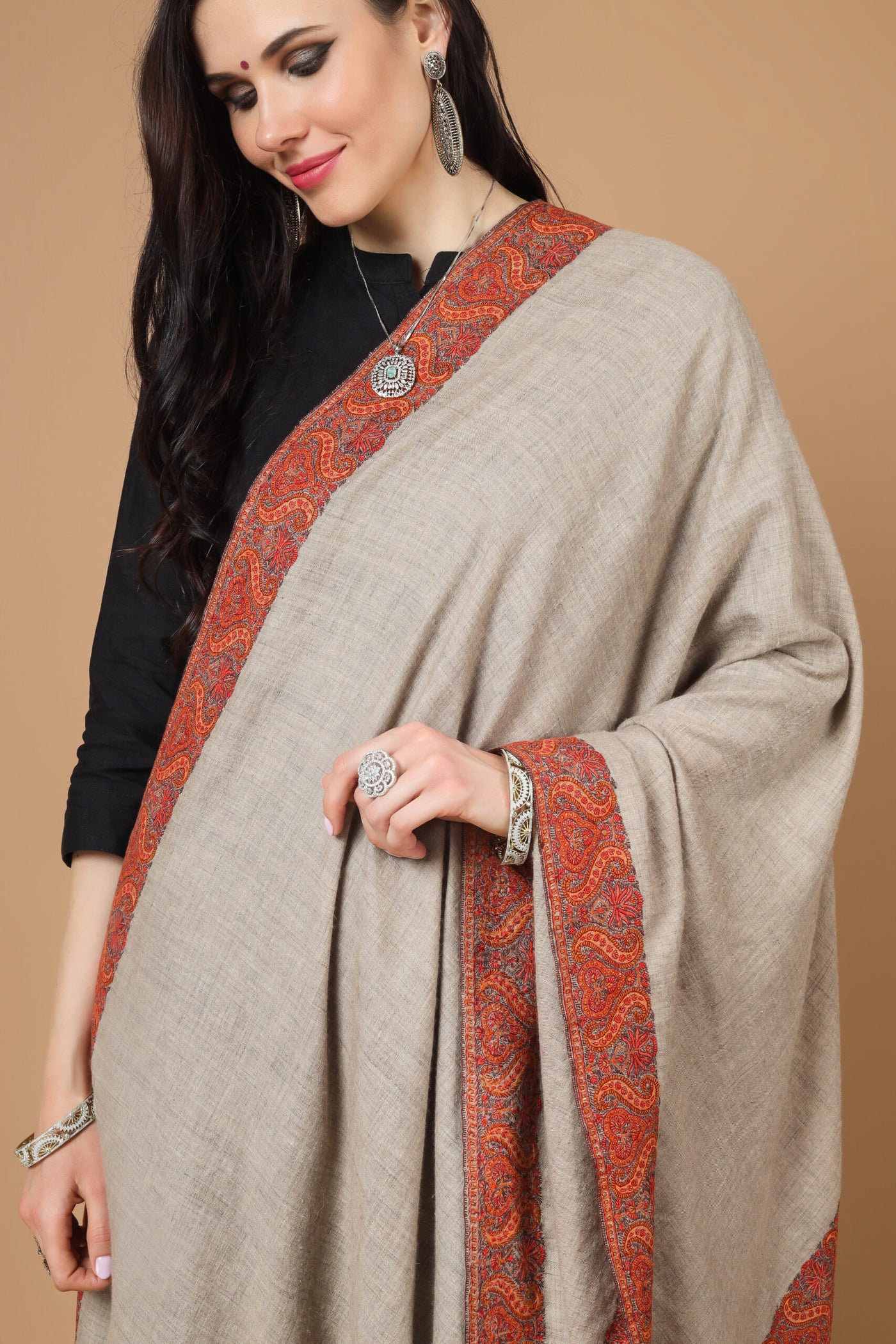  Wrap yourself in luxury with this handmade Kashmiri khud -rang natural color pashmina border shawl, crafted from the finest pashmina wool .